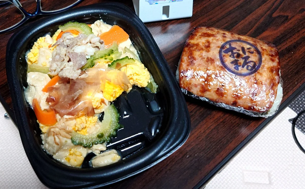 ゴーヤーチャンプルー弁当とポークたまごおにぎりの写真(マチズニーさん撮影)